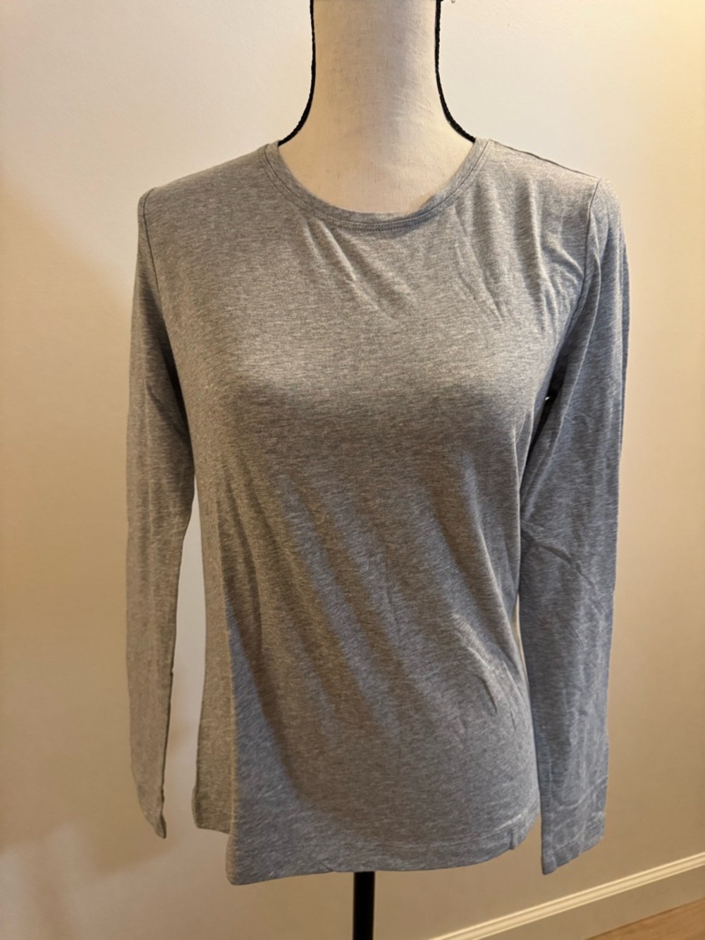 Banana Republic Light Heather Gray Long Sleeve Crewneck Tee